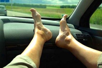 قرار دادن پا روی داشبورد