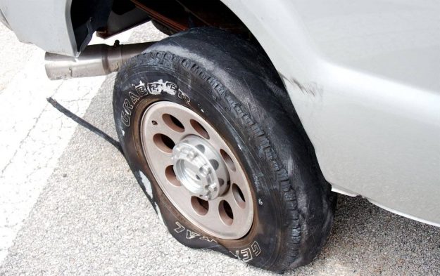 عکس ترکیدن لاستیک خودرو